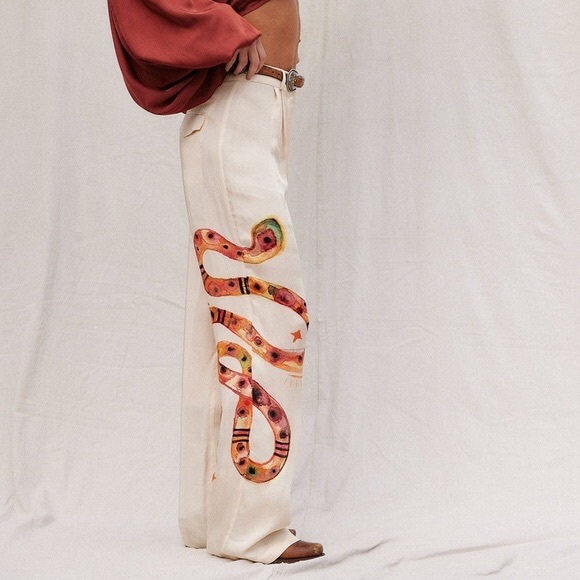 NWT Cream PANTS Pants M
Snake Design Jen’s Pirate Booty NWT cargo “flamenco” - Picture 1 of 6